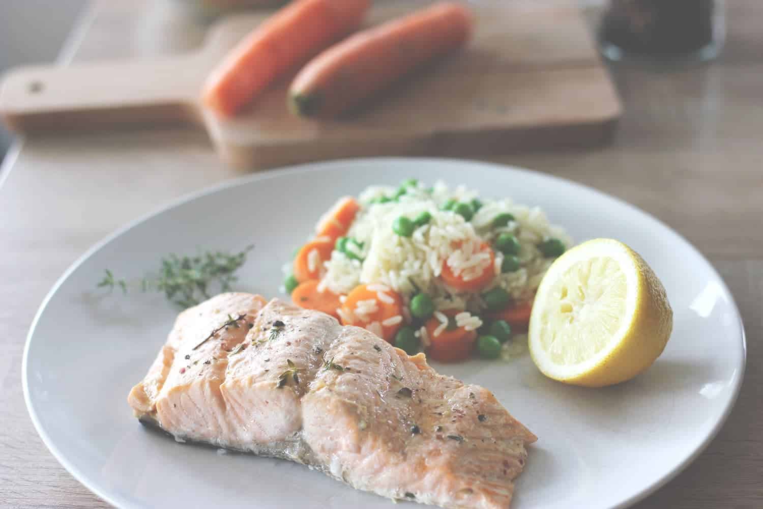 Lachsfilet mit Gemüsereis aus dem Dampfgarer (Rezept)